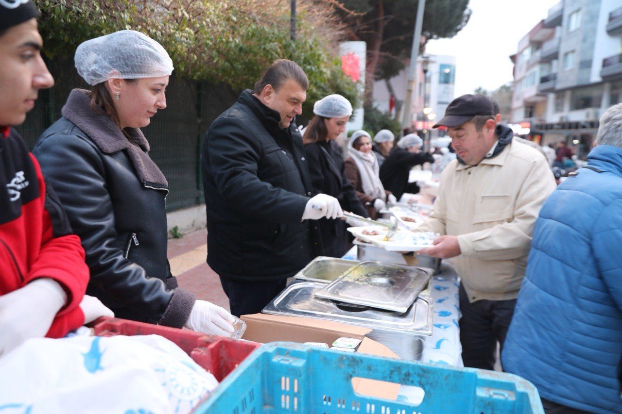 Seferihisar’ın kalbinde bin kişilik “İftar Sofrası” kuruldu