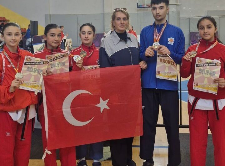 Seferihisar Belediyesi Taekwondo sporcuları, Makedonya’da düzenlenen Uluslararası Teknik Poomsae Şampiyonası’nda büyük bir başarıya imza attı. Sporcular, şampiyonada 4 gümüş ve 1 bronz madalya kazanarak Seferihisar’ı uluslararası arenada gururla temsil etti.