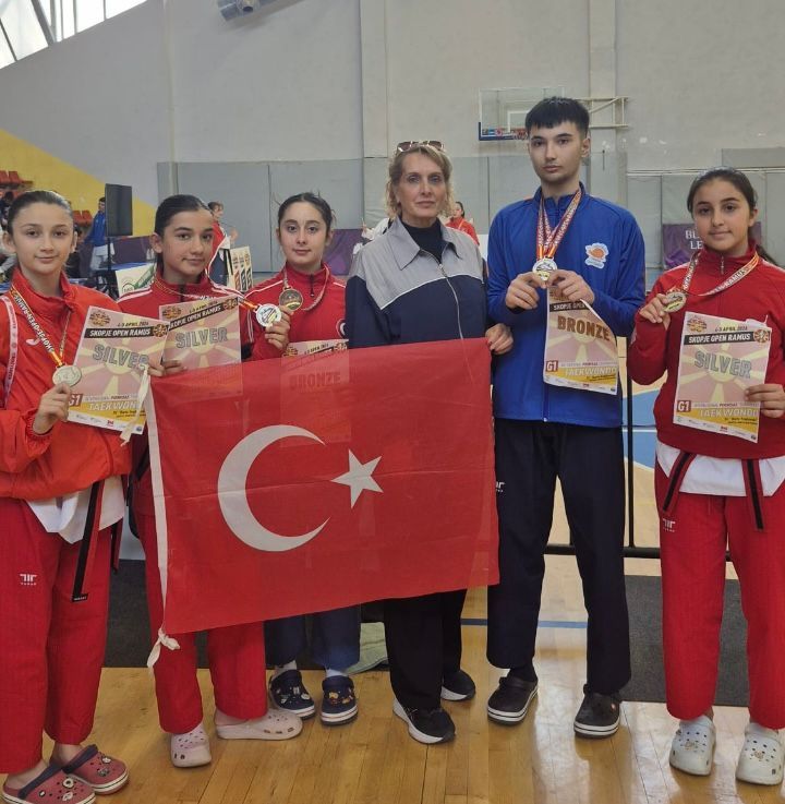 Seferihisar Belediyesi Taekwondo sporcuları, Makedonya’da düzenlenen Uluslararası Teknik Poomsae Şampiyonası’nda büyük bir başarıya imza attı. Sporcular, şampiyonada 4 gümüş ve 1 bronz madalya kazanarak Seferihisar’ı uluslararası arenada gururla temsil etti.